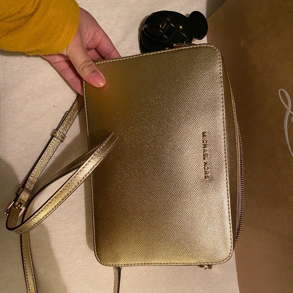 ❗️SOLD❗️Michael Kors camara bag with bag charm